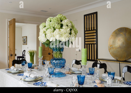 Colore interno giorno tavolo sala da pranzo tavolo da pranzo sedia wineglass tovaglia centrotavola sovradimensionato impostazione luogo vetro colorato Foto Stock