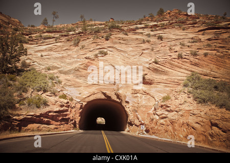 Tunnel vicino Oriente, ingresso al Parco Nazionale Zion, Utah, Stati Uniti d'America Foto Stock