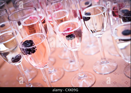 Close-up di Champagne bicchieri riempiti con vino spumante Foto Stock