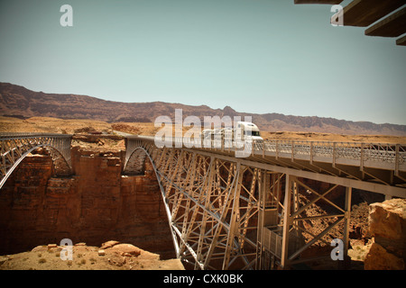 Navajo attraversando il ponte sopra il fiume Colorado il Marble Canyon vicino a Lee's Ferry, Arizona, Stati Uniti d'America Foto Stock