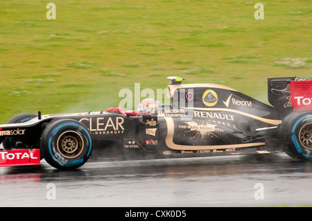 Romain Grosjean nella sua Lotus F1 auto sul bagnato Foto Stock