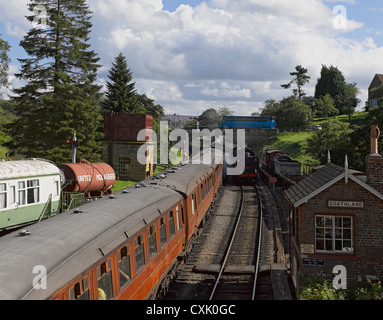 Locomotiva a vapore che entra nella stazione ferroviaria di Goathland in estate NYMR North Yorkshire Inghilterra Regno Unito Gran Bretagna Foto Stock