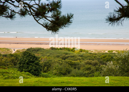 La spiaggia di Omaha come visto dalla Normandia cimitero americano di Colleville-sur-Mer Normandia Francia Foto Stock