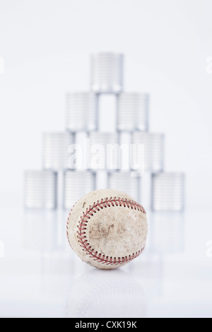 Il baseball e lattine di Lattina Foto Stock