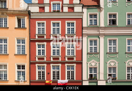 Le variopinte facciate di case a schiera su Rynek (Piazza del Mercato) a Wroclaw, Bassa Slesia, Polonia Foto Stock