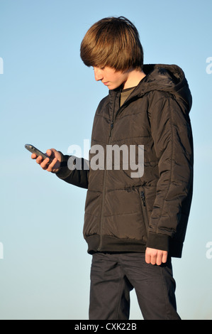 Ragazzo adolescente tramite telefono cellulare, ladri, Francia Foto Stock