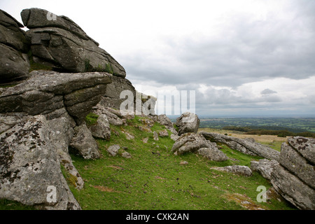 Affioramento in granito, Kestor Rock con ampie vedute sulla destra, giorno nuvoloso, Dartmoor National Park, Regno Unito Foto Stock