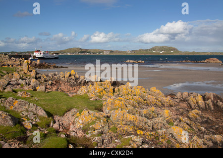 Isle of Mull, Scozia. Le rive di Fionnphort con il Mull di Iona CalMac traghetto "Loch Buie' ormeggiato al molo. Foto Stock