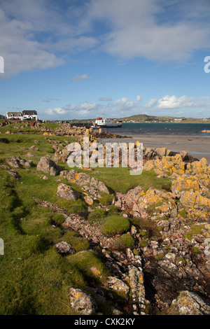 Isle of Mull, Scozia. Le rive di Fionnphort con il Mull di Iona CalMac traghetto "Loch Buie' ormeggiato al molo. Foto Stock