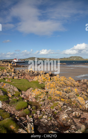 Isle of Mull, Scozia. Le rive di Fionnphort con il Mull di Iona CalMac traghetto "Loch Buie' ormeggiato al molo. Foto Stock