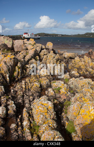 Isle of Mull, Scozia. Le rive di Fionnphort con il Mull di Iona CalMac traghetto "Loch Buie' ormeggiato al molo. Foto Stock