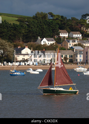 Barche a vela vela passato Instow, Devon, Regno Unito Foto Stock