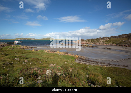 Isle of Mull, Scozia. Le rive di Fionnphort con il Mull di Iona CalMac traghetto "Loch Buie' ormeggiato al molo. Foto Stock