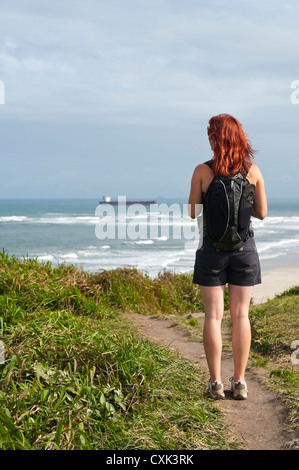Backview di donna escursionismo e guardando a vista, Ilha do Mel, Parana, Brasile Foto Stock