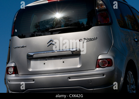 Citroen Picasso,c3,industria automobilistica,Vendita di auto nuove, bivio, direzione, merci, ghiaia, grigio, industria, infinito,l'industria automobilistica, Foto Stock
