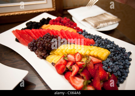 Piatto di frutta assortiti sul piatto da portata Foto Stock