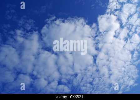 Splendida nuvole contro il cielo blu Foto Stock