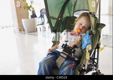 Bambina addormentata nel passeggino Foto Stock