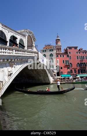 Gondola passando sotto il ponte di Rialto sul Canal Grande di Venezia, Italia Foto Stock