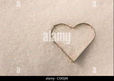 Heart-Shaped cookie cutter in neve Foto Stock