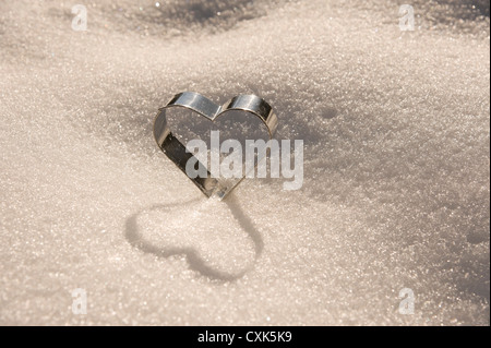 Heart-Shaped cookie cutter in neve Foto Stock