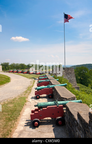 Polvere nera cannon festone bastioni a Fort Ticonderoga. Foto Stock