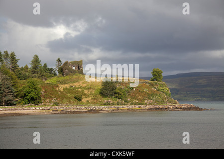 Isle of Mull, Scozia. Una vista pittoresca del Mull east coast con il XIII secolo Aros rete rovine del castello in background. Foto Stock