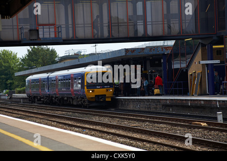 Primo treno Great Western alla stazione di Oxford, Oxford, Oxfordshire UK nel mese di luglio - GWR classe 165 165123 Foto Stock