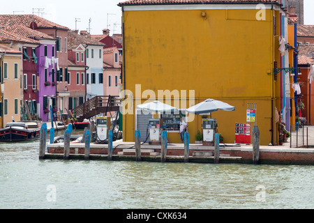 Le pompe di benzina per le barche sul isola di Burano nella laguna veneziana, Italia Foto Stock