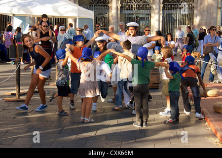 Promozione di Barcellona world race 2014 2015,cantastorie a giocare con i bambini a Las Ramblas,Barcellona,Spagna Foto Stock