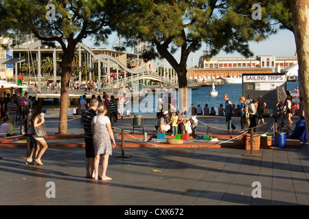 Promozione di Barcellona world race 2014 2015,cantastorie a giocare con i bambini in lRambla de Mar Via,Barcellona,Spagna Foto Stock