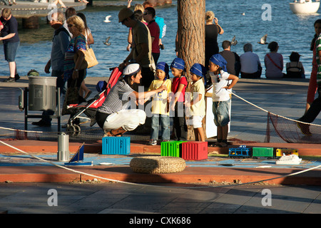 Promozione di Barcellona world race 2014 2015,cantastorie a giocare con i bambini a Las Ramblas,Barcellona,Spagna Foto Stock