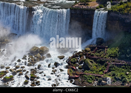 Visitatori presso la American Falls a Niagara Falls, New York Foto Stock