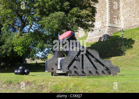 Mortaio sul display nel parco del castello di Dover nel Kent REGNO UNITO GB Foto Stock