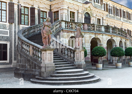 L'ingresso anteriore al castello preferito è stato costruito da Johann Michael Ludwig Rohrer 1710 1730 in Rastat. Germania. Foto Stock