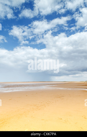 La spiaggia di sabbia a Brancaster bay, North Norfolk in estate. Foto Stock