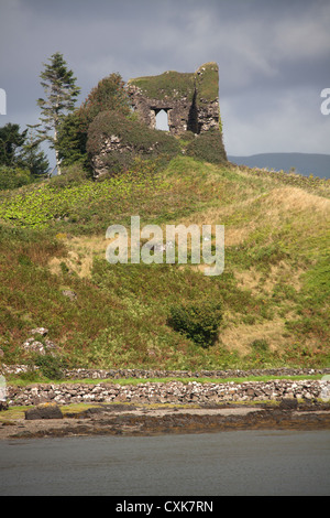 Isle of Mull, Scozia. Una vista pittoresca del Mull east coast con il XIII secolo Aros rete rovine del castello in background. Foto Stock