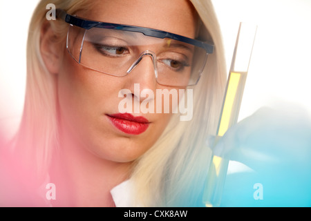 Femmina assistente di laboratorio tenuta tubo di prova Foto Stock