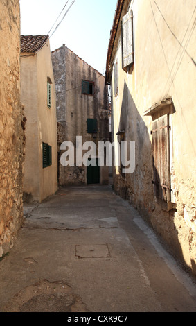 Stradina nel centro storico di Sveti Filip i Jakov, Croazia. Foto Stock