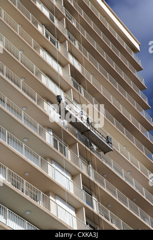 La manutenzione e la pulizia di equipaggio sulla piattaforma di sollevamento su appartamenti sviluppi sul fronte spiaggia spiaggia di Fort Lauderdale Florida usa Foto Stock