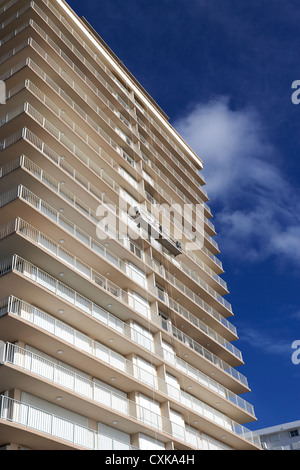 La manutenzione e la pulizia di equipaggio sulla piattaforma di sollevamento su appartamenti sviluppi sul fronte spiaggia spiaggia di Fort Lauderdale Florida usa Foto Stock