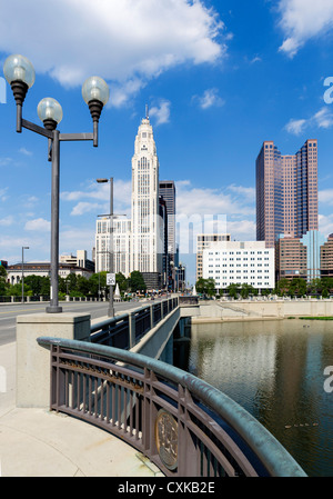 Vista della skyline del centro da Broad Street ponte tra Scioto River, Columbus, Ohio, Stati Uniti d'America Foto Stock