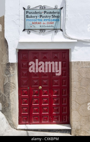 Ingresso al panificio nel villaggio di Competa in Andalusia Foto Stock