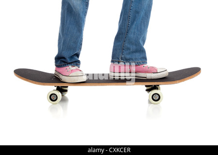 Sneakers rosa su uno skateboard Foto Stock