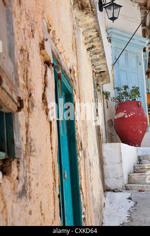 Vecchia casa di villaggio greco e porte blu con grande pentola di piante nel villaggio collinare di Kritsa vicino Agios Nikolaos, Creta, Grecia Foto Stock