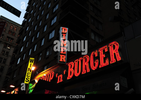 Vista obliqua a più piani appartamenti sopra neon rosso segno "famosa zuppa di accoglienti 'n' Burger Diner, Broadway a Astor Place, New York Foto Stock