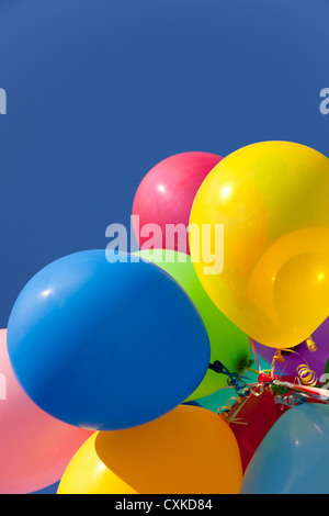 Bouquet di palloncini multicolori con un cielo blu sullo sfondo Foto Stock