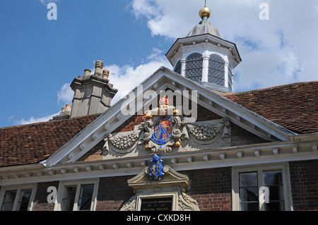 Il Crest e Torre sul Collegio di matrone, Salisbury, Wiltshire. Foto Stock