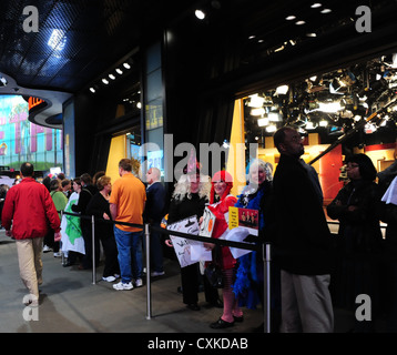 Vista notturna di persone in costumi di Halloween, con 2 lady streghe, marciapiede, Times Square Studios, Broadway, 7th Avenue, New York Foto Stock