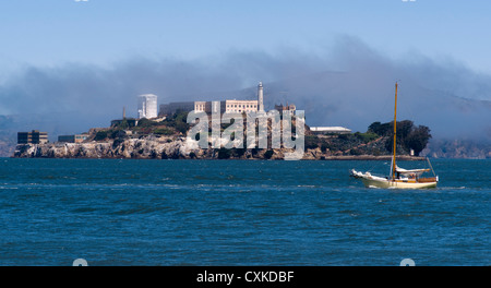La baia di San Francisco con Isola di Alcatraz e una barca a vela passando Foto Stock